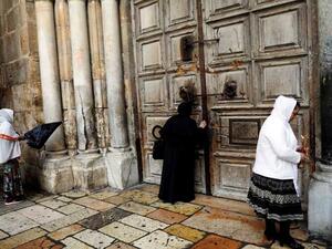 كنيسة القيامة بالقدس تعيد فتح أبوابها بعد غلقها احتجاجا