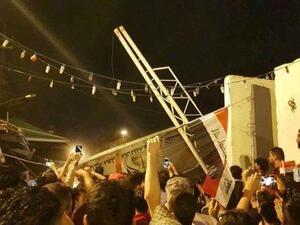 متظاهرون أثناء اقتحامهم مبنى مجلس محافظة كربلاء