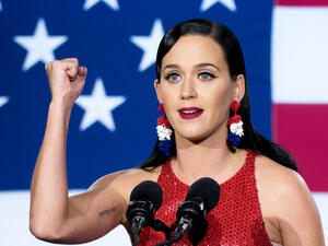 Katy Perry has funded an advert that compares Trump's policy of dealing with terrorism to the Second World War's forced-labour camps. (www.mylook.co)