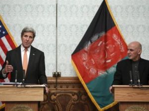 وزير الخارجية الأمريكي جون كيري والرئيس الأفغاني أشرف عبد الغني في مؤتمر صحفي مشترك في العاصمة الأفغانية كابول
