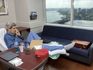 كيري ينشر صورة لنفسه في المستشفى بعد 10 ايام على اصابته