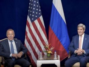 كيري (الى اليمين) اثناء اجتماع مع لافروف في كوالالمبور يوم الخامس من اغسطس اب 2015
