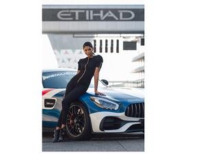 زي جديد لفتيات حلبة سباق أبوظبي للجائزة الكبرى الفورمولا 1