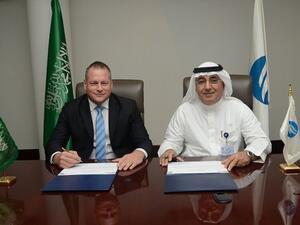 يوهان فان دير ويسثويزن، المدير الإقليمي ل دس - ​​تركيا والشرق الأوسط وأفريقيا جنوب الصحراء الكبرى ومعالي علي الحازمي، محافظ سوك، خلال مراسم التوقيع