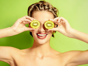 يساعد الكيوي على مكافحة التجاعيد مع الحفاظ على قوة العظام والأسنان.

