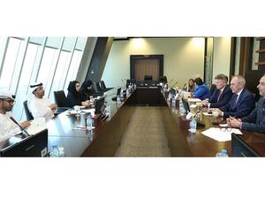 ناقش الاجتماع سبل توطيد العلاقات الاقتصادية والتجارية بين البلدين في مختلف المجالات ذات الاهتمام المشترك.