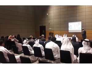 الطلاب يستمعون إلى محاضرة في جامعة حمد بن خليفة في سياق مسابقة البحوث البيئية التي تنظمها حديقة القرآن النباتية