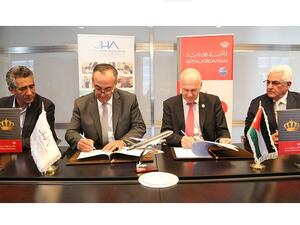 وقع الإتفاقية المدير العام/الرئيس التنفيذي للملكية الأردنية ستيفان بيشلر مع رئيس مجلس إدارة جمعية الفنادق الأردنية عبد الحكيم الهندي بحضور عدد من أعضاء مجلس إدارة الجمعية ومسؤولين من الملكية الأردنية والفنادق المحلية .