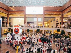 تتيح هذه الفرصة للمتسوقين الذين ينفقون 1000 درهم كحد أدنى على فرصة زيارة منصة عرض "اكتشف المفاجأة" والمشاركة في لعبة العجلة الدوارة.