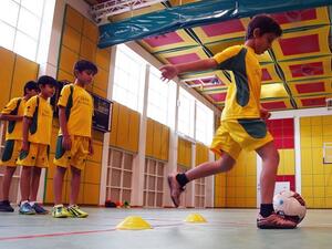 أطفال يُشاركون في فعالية رياضية خلال الأنشطة الصيفية التي نظمتها مؤسسة قطر.