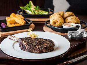 سيقوم أشهر الطهاة المُتخصّصون بالشواء في مطعم "جي دبليو ستيك هاوس" بتقديم مجموعة متنوعة من قطع اللحم الممتازة وشرائح اللحم اللذيذة التي تقترن بالنكهات الاسترالية المُميّزة والفاخرة.