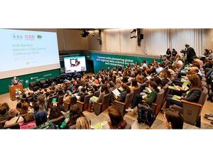 ستيف هارفي متحدثاً خلال جلسة الإفتتاح.