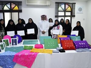 هدفت الدورة، التي تم عقدها من قبل المدربة زكية علي عيسى، الى تنمية المهارات الأولية لحوالي 10 متدربات وذلك من خلال التعرف على أسلاك الفضة أو الفضة المطلية بماء الذهب التي تستخدم في النقدة.