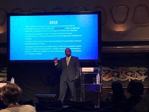 السيد عماد عبد الله يمثل مؤسسة حمد الطبية خلال المؤتمر.