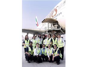 فريق طيران الإمارات من النساء الذي تعاون على تجهيز الرحلة المتجهة من دبي إلى سان فرانسيسكو.