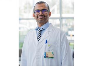 الدكتور بيجو غفور ، استشاري طب الطوارىء في مستشفى حمد العام.