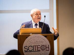 بحث الدكتور طلال أبوغزاله على هامش المؤتمر مع عدد من المشاركين والمختصين، فكرة الاستفادة من خبراتهم لتعزيز فكرة إنشاء حواضن للابداع والاختراع وبرامج دراسية متقدمة في العالم العربي.