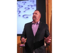 شون كوفمان, خبير أميركي ومدرّب وشارك فيها أكثر من 160 أخصائياً في مهن الرعاية الصحية في قطر.