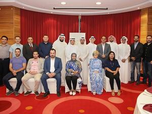 صورة جماعية  فريق بورصة الكويت مع الإعلاميين.
