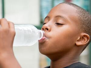 يعتبر الأطفال أكثر حساسية وتأثّراً بالحرارة وهم أكثر عرضة للإصابة بالجفاف والإعياء الحراري.

