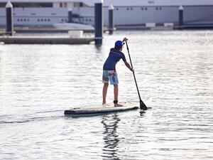 دروس رياضة التجديف على الألواح المائية في مرسى ياس مارينا أبوظبي.