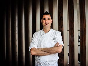  كريس دوس، رئيس الطهاة في الفندق