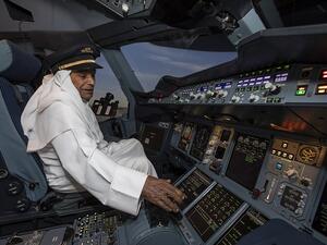 شخص مسن تتمتع بتجربة محاكاة في الاتحاد للطيران