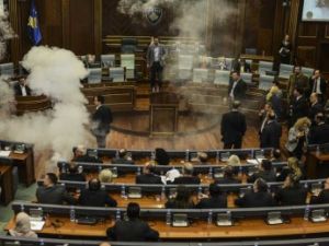 نائب يلقي قنبلة دخان في برلمان كوسوفو
