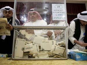 A Kuwaiti judge (C) and his aides count the ballots at a polling station at the end of the parliamentary elections in the Sabah al-Salem district on the outskirts of Kuwait city on November 26, 2016. (AFP/ Yasser Al-Zayyat)
