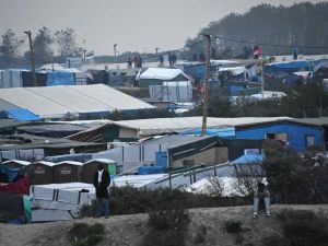 المهاجرون بدأوا إخلاء مخيم كاليه في شمال فرنسا