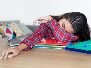 على الرغم من أن برج السرطان يعتبر مسئولاً لكن بداخله إنسان كسول