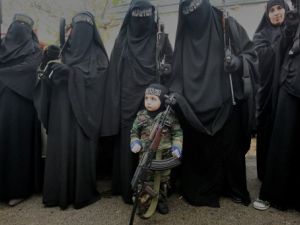 اقارب وزوجات اللبنانيين الذين قتلوا في تل كلخ يحلمن السلاح خلال انتظار جثث اقاربهن/أ.ف.ب