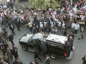 نجاد يحي مستقبليه على طريق مطار بيروت/أ.ف.ب