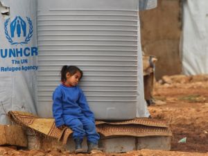 طفلة سورية لاجئة تجلس قرب صهريج ماء في مخيم مؤقت في بعلبك/لبنان/أ.ف.ب