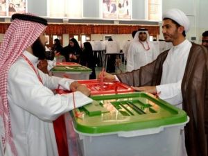 امين عام حركة الوفاق المعارضة البحرينية الشيخ علي سلمان يقترع في انتخابات بلدية وتشريعية في المنامة في تشرين الاول/اكتوبر 2010 
