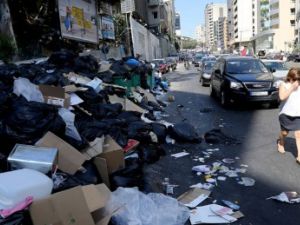  تنامي الغضب ازاء فشل الحكومة في حل أزمة التخلص من النفايات