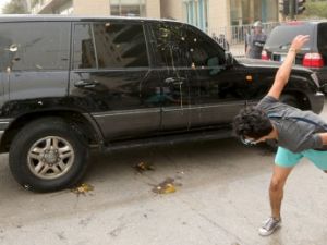  رشق مواكب السياسيين بالبيض