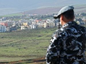 جندي لبناني يراقب قرية الغجر