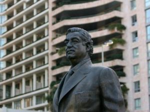 تمثال لرئيس الوزراء اللبناني الاسبق الراحل رفيق الحريري في موقع اغتياله في بيروت
