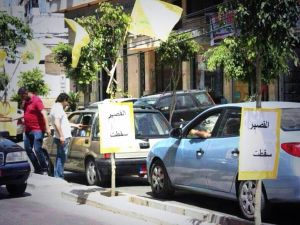 صورة يتداولها نشطاء لبنانيون على شبكات التواصل تظهر انصار لحزب الله يوزعون الحلوى احتفالا بسقوط القصير