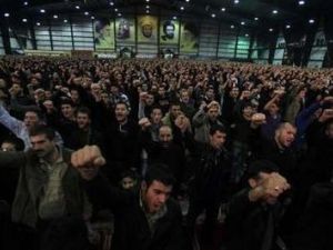 انصار لحزب الله يهتفون خلال متابعتهم كلمة متلفزة لنصر الله في بيروت مساء الاربعاء