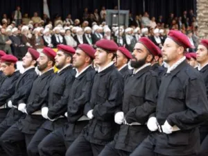 عرض عسكري لعناصر من حزب الله 