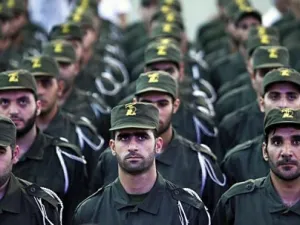 عناصر من حزب الله خلال عرض عسكري في بيروت