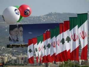 اعلام لبنانية وايرانية على جسر يؤدي الى مطار بيروت
