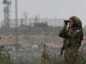 جندي اسرائيلي يقوم بمراقبة الحدود اللبنانية عند بوابة فاطمة
