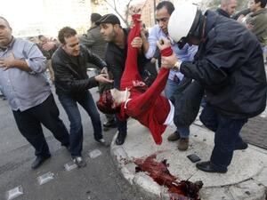 محاولة اسعاف احد ضحايا التفجير/أ.ف.ب