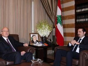  ميقاتي (يسار) خلال لقائه سعد الحريري في منزله في بيروت في 26 كانون الثاني/يناير
