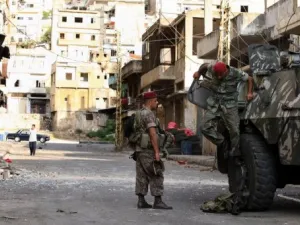 صورة ارشيف تعود الى صيف 2008 حيث انتشر الجيش اللبناني في طرابلس نتيجة مواجهات عنيفة بين السنة والعلويين في المدينة 
