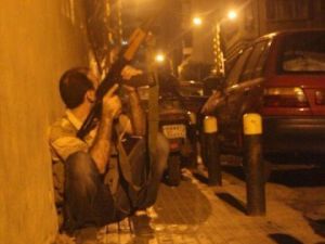 مسلح في شارع برج ابي حيدر في بيروت ليل الاشتباكات 
