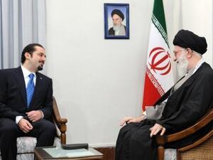 المرشد الاعلى للجمهورية الاسلامية الايرانية آية الله علي خامنئي (يمين) مستقبلا رئيس الوزراء اللبناني سعد الحريري في طهران 